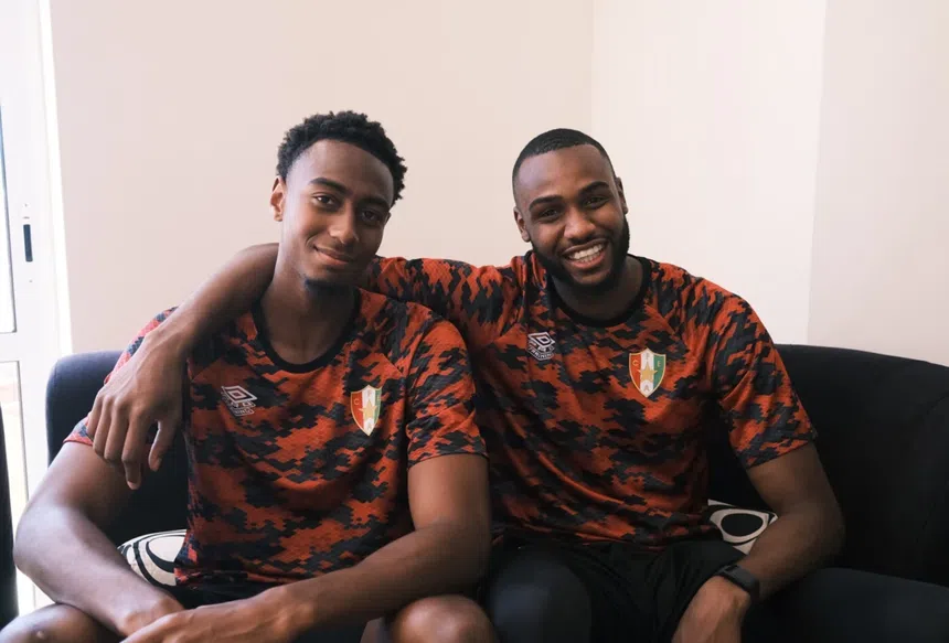 Hamed Dramé (à esquerda) foi colega de equipa do irmão, Issiar, durante pouco tempo - Foto: Estrela da Amadora