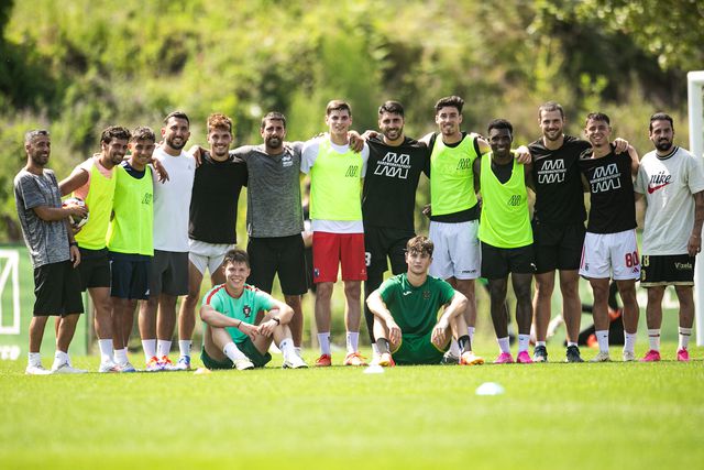 Cláudio Borges rodeado de alguns dos jogadores com quem trabalha, entre os quais Rui Silva, guarda-redes do Sporting - Foto: D. R.