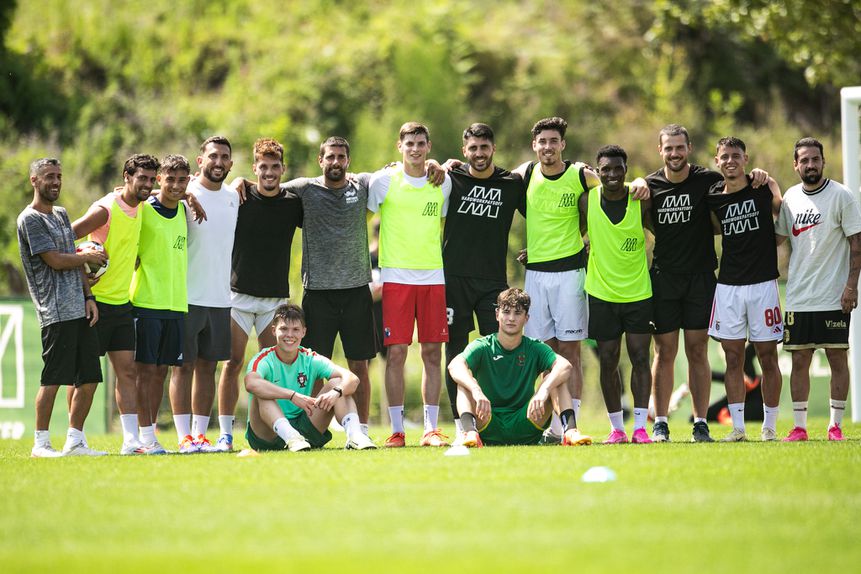 Cláudio Borges rodeado de alguns dos jogadores com quem trabalha, entre os quais Rui Silva, guarda-redes do Sporting - Foto: D. R.