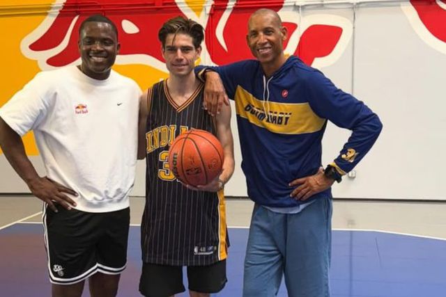 Wout van Aert (ao centro) com Riggie Miller (à direta na imagem)