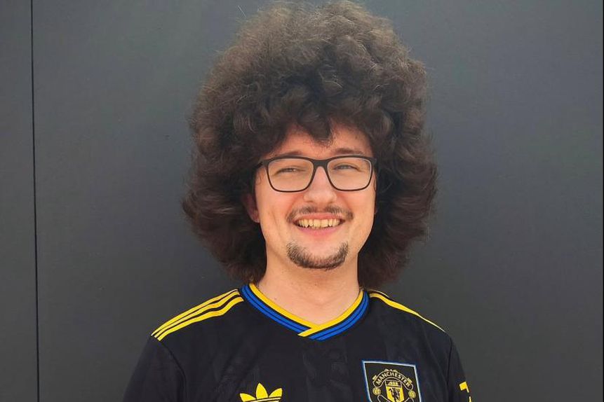 Frank Ilett, o famoso adepto do Man. United que ainda vai estar algum tempo sem cortar o cabelo... - Foto: D. R.
