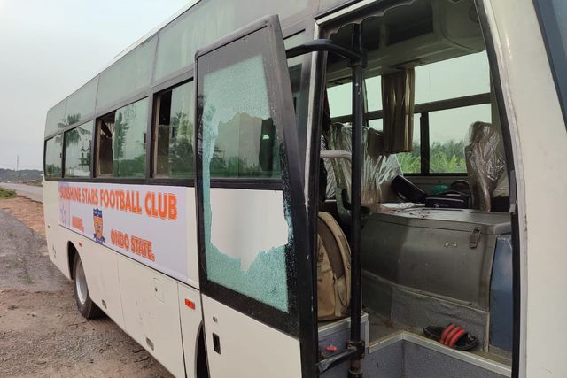Autocarro de equipa nigeriana alvo de tiros; várias pessoas feridas
