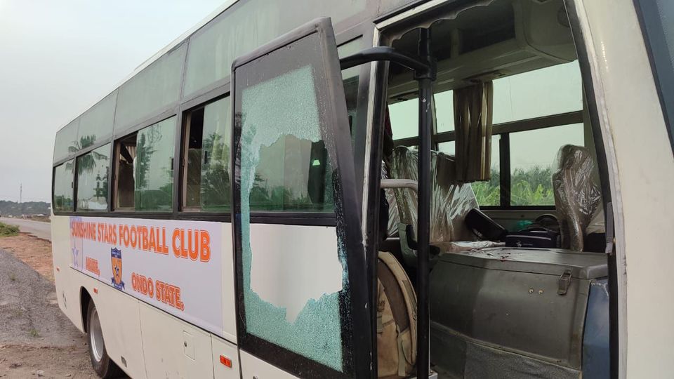 Autocarro de equipa nigeriana alvo de tiros; várias pessoas feridas