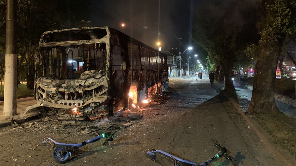 Autocarros incendiados e violência: a reação dos adeptos à descida do Santos