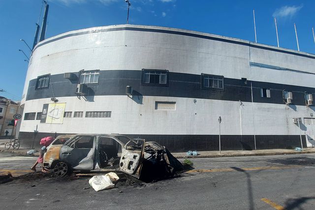 Terror continua em Santos: adeptos invadem estádio um dia após descida de divisão