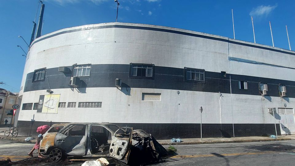 Terror continua em Santos: adeptos invadem estádio um dia após descida de divisão