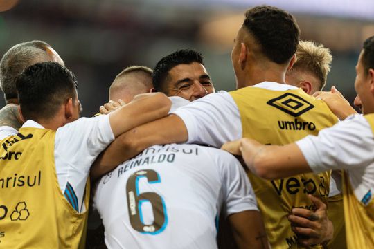 Vídeos: Suárez despediu-se em grande do Grêmio: golaço e 'Panenka'