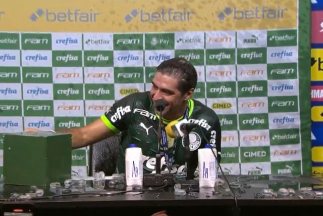 Vídeo: No meio do tradicional banho a Abel, ficou o mistério da caixa verde