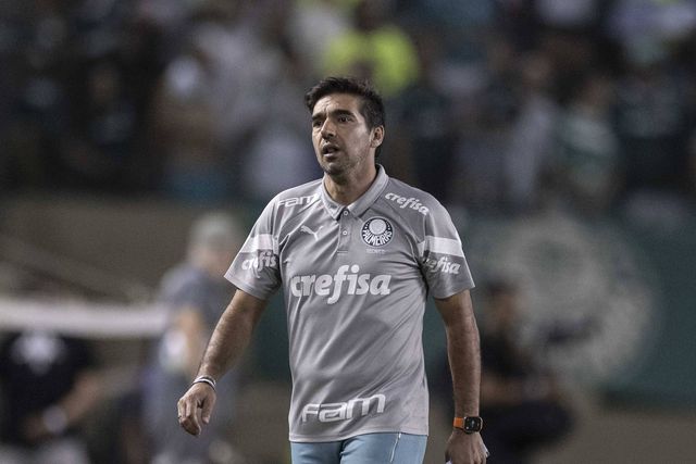 Adeptos gritam «Fica, Abel» e o treinador português reage assim