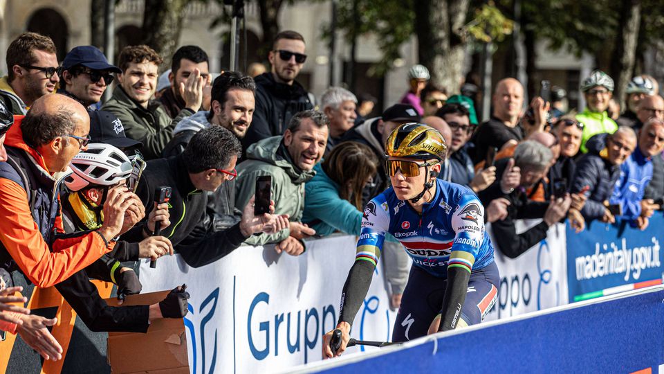 Evenepoel pára dois meses após bater contra porta de um carro dos correios