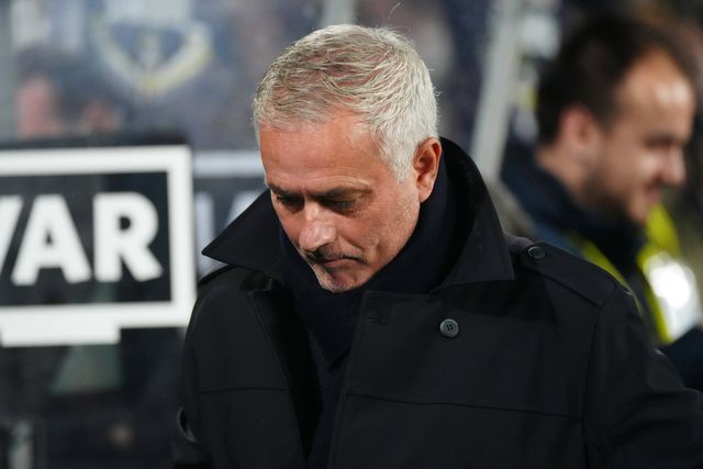 José Mourinho de cabeça baixa