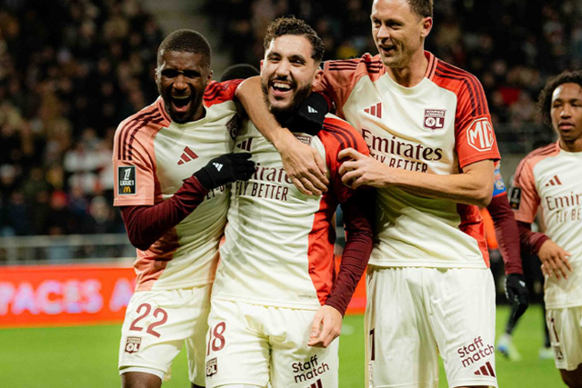 Lyon soma terceira vitória consecutiva e mantém perseguição ao pódio