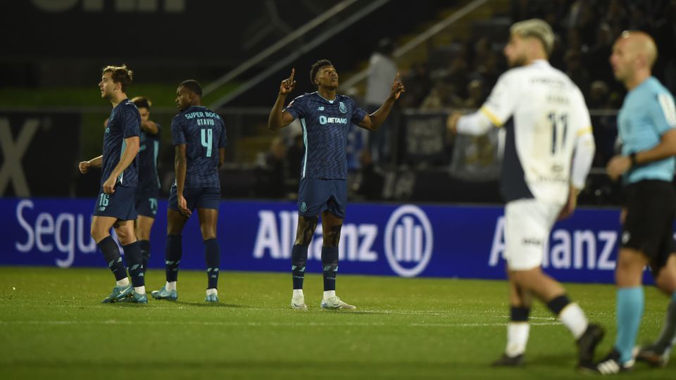 Polémica e FC Porto a cair na tabela: o resumo do jogo em Famalicão