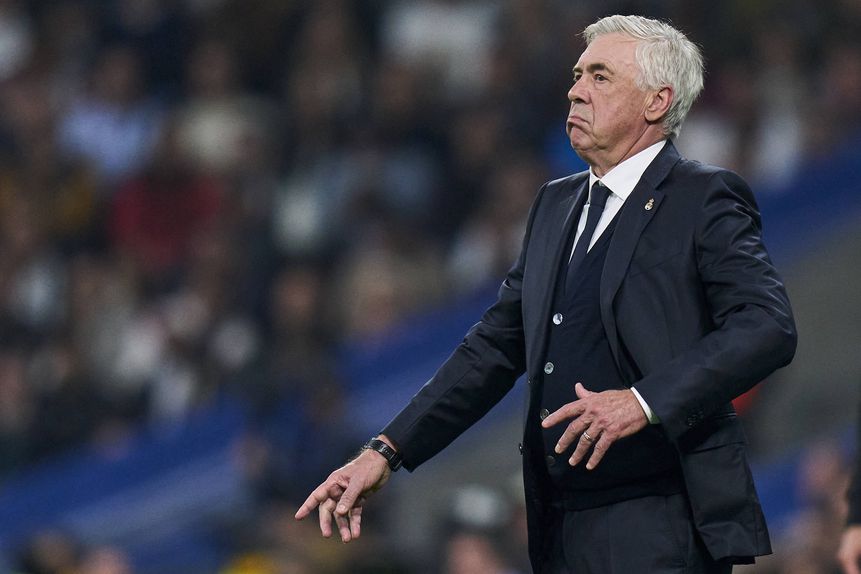 Carlo Ancelotti, treinador do Real Madrid, com ar de reprovação
