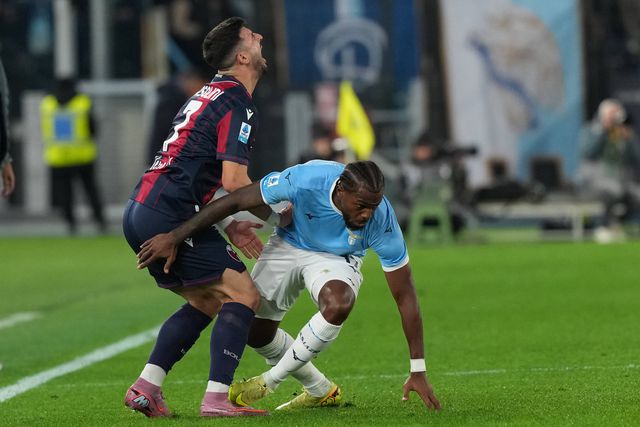 Riccardo Orsolini, extremo-direito do Bolonha, sofre entrada dura de Nuno Tavares, lateral-esquerdo da Lazio