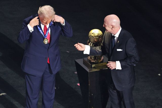 Dentro do ovo Kinder da FIFA estava a Paz