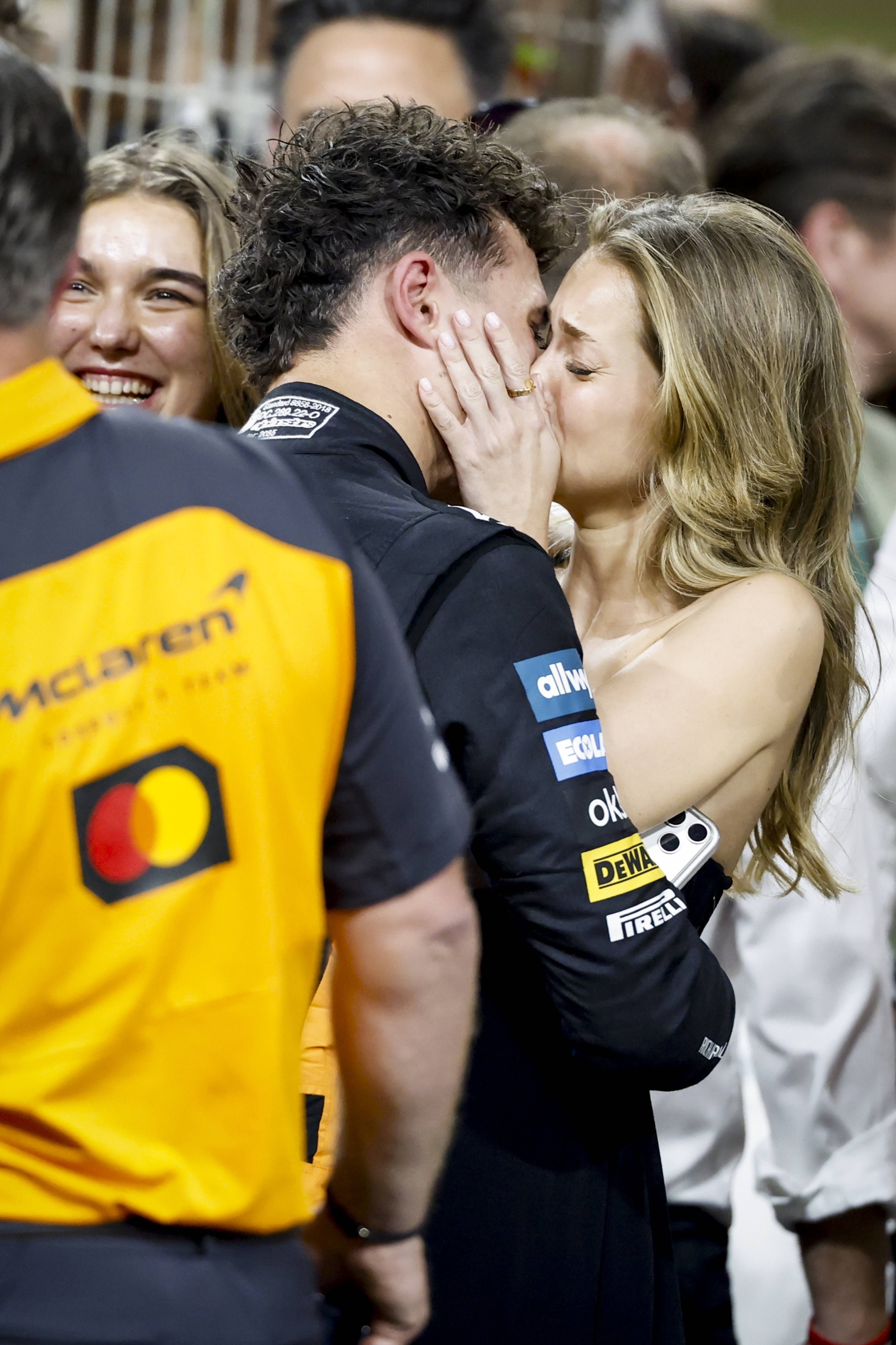 Lando Norris e Margarida Corceiro celebram conquista com um beijo - Foto: IMAGO