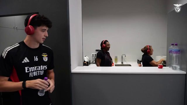 Plantel do Benfica regressa ao trabalho de... auscultadores