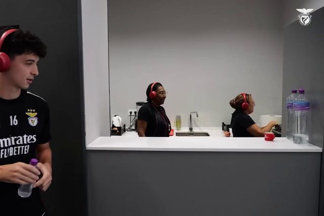 Plantel do Benfica regressa ao trabalho de... auscultadores