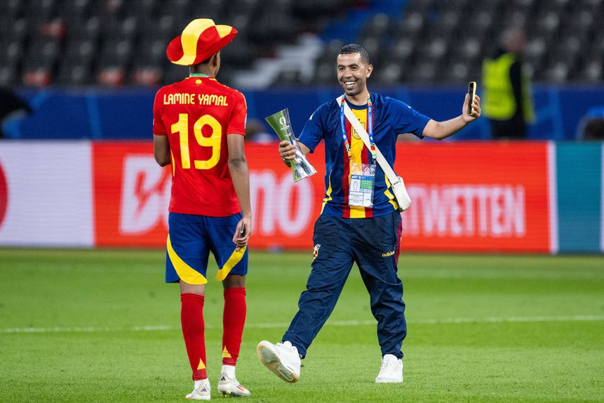 Lamine Yamal e o pai nos festejos de Espanha - Foto: IMAGO