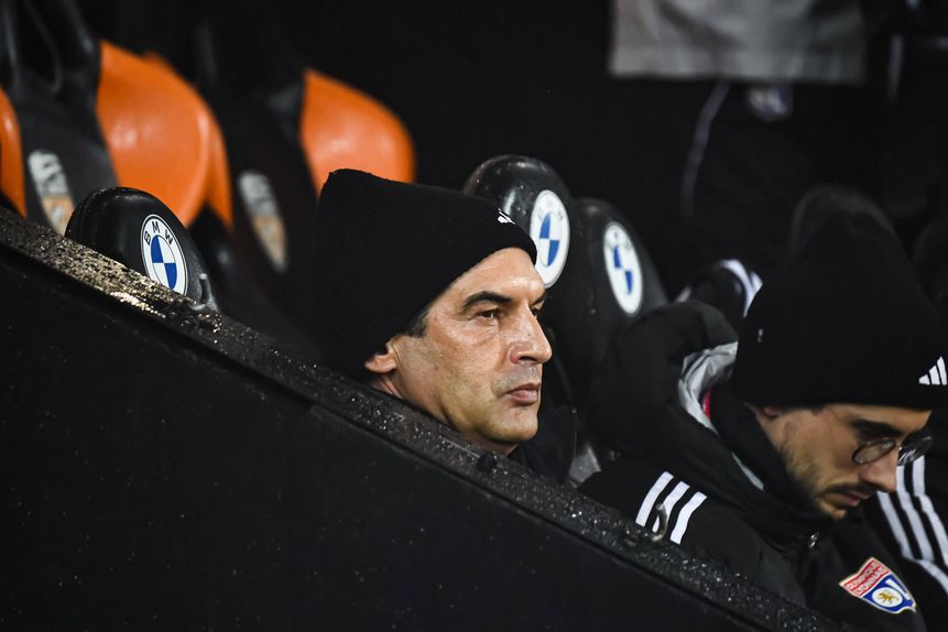 Paulo Fonseca, treinador do Lyon, sentado no banco de suplentes frente ao Lorient após nove meses de suspensão