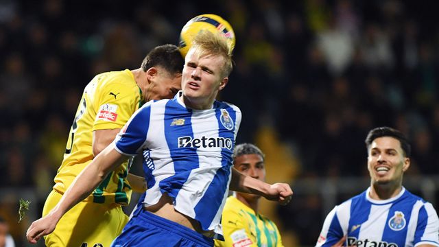 Froholdt em luta aérea no Tondela-FC Porto - Foto: Rogério Ferreira/Kapta+