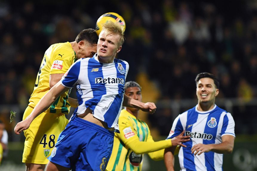 Froholdt em luta aérea no Tondela-FC Porto - Foto: Rogério Ferreira/Kapta+