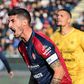 Alessandro Deiola, capitão do Cagliari, celebra corte frente à Roma
