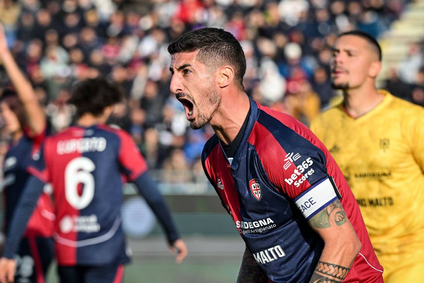 Alessandro Deiola, capitão do Cagliari, celebra corte frente à Roma
