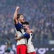 Fábio Vieira abraça Luka Vuskovic, após golo do Hamburgo frente ao Werder Bremen