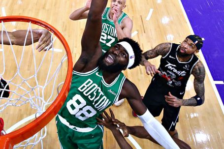 Duplo-duplo de Neemias na vitória dos Celtics em Toronto