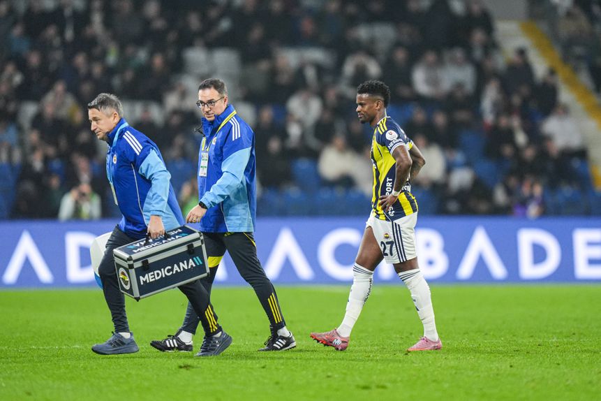 Nélson Semedo saiu lesionado aos 20 minutos da visita do Fenerbahçe ao Basaksehir