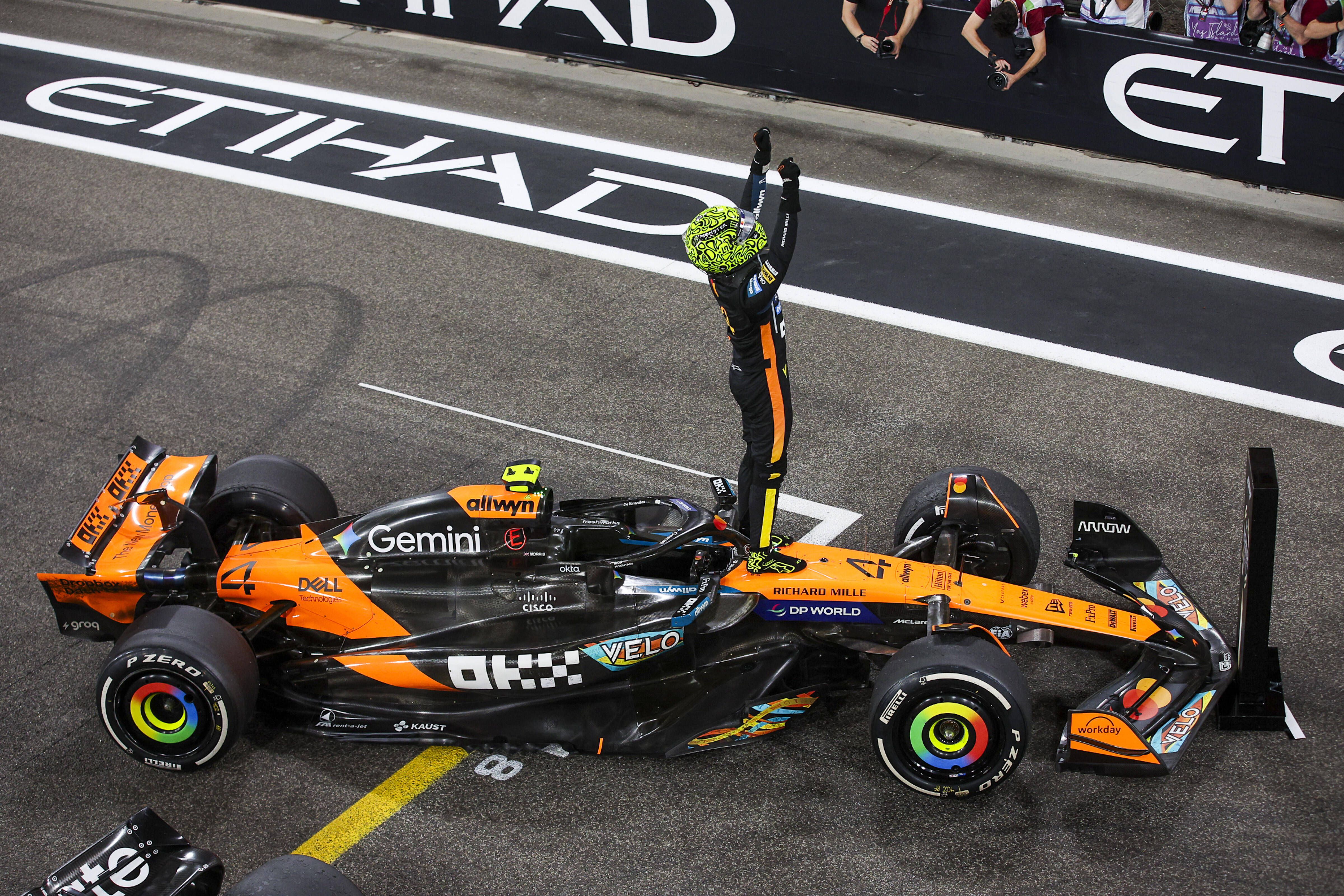 Celebração de Lando Norris (McLaren) após sagrar-se campeão do mundo - Foto: IMAGO