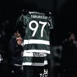 Plantel do Sporting unido em torno de Diogo Travassos