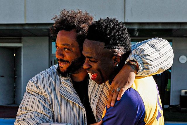 Marcelo visita Real Madrid e dá prenda a Ancelotti (fotos e vídeo)