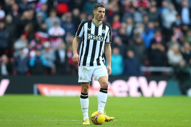 OFICIAL: internacional suíço renova com o Newcastle