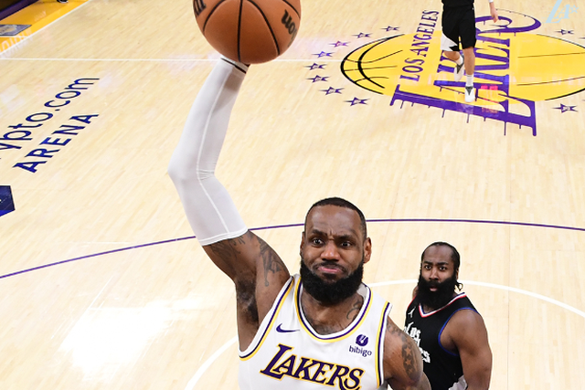 VÍDEO: afundanço incrível de LeBron James no regresso dos Lakers às vitórias