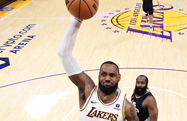 VÍDEO: afundanço incrível de LeBron James no regresso dos Lakers às vitórias