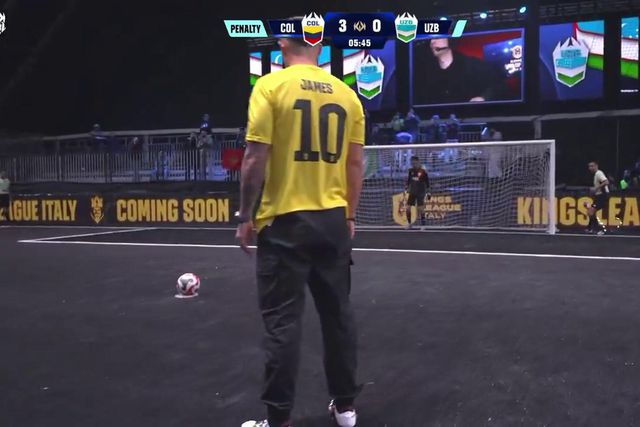 James Rodríguez entra em campo na Kings League para bater penálti e... falha