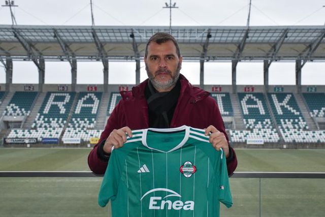 João Henriques a segurar a camisola principal do seu novo clube, o Radomiak Radom