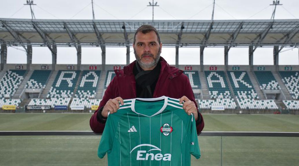 João Henriques a segurar a camisola principal do seu novo clube, o Radomiak Radom