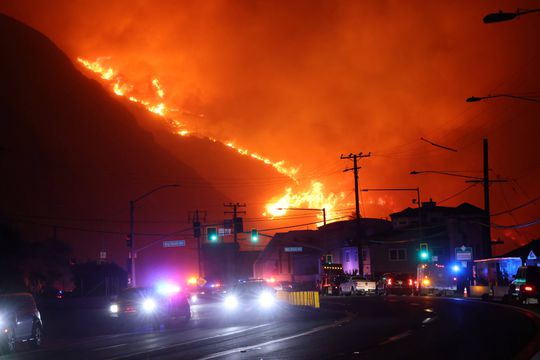 Incêndio em Los Angeles consome mato e lança pânico em bairros milionários