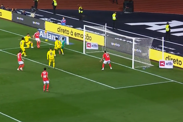 VÍDEO: Pavlidis tira golaço a Schjelderup