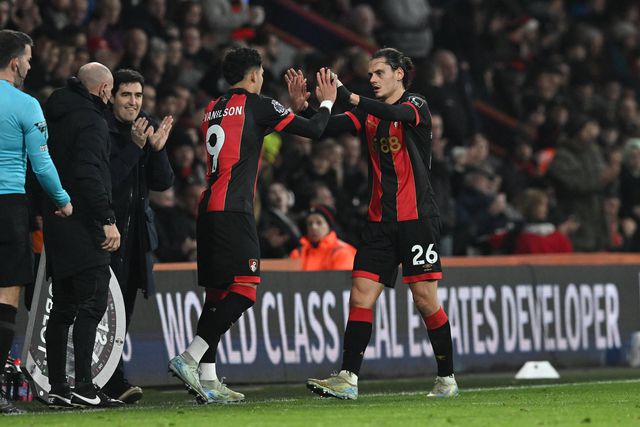 Evanilson e Enes Unal no momento da substituição