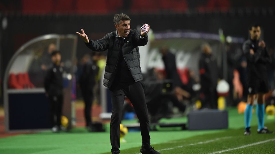 Bruno Lage dá instruções à equipa no jogo com o SC Braga