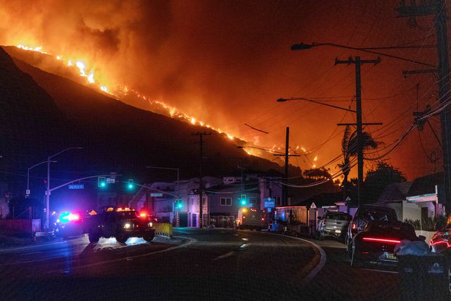 Dois mortos e mais de 72 mil deslocados nos incêndios em Los Angeles