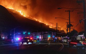 Dois mortos e mais de 72 mil deslocados nos incêndios em Los Angeles