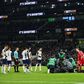 Drama no Tottenham-Liverpool: Bentancur cai inanimado