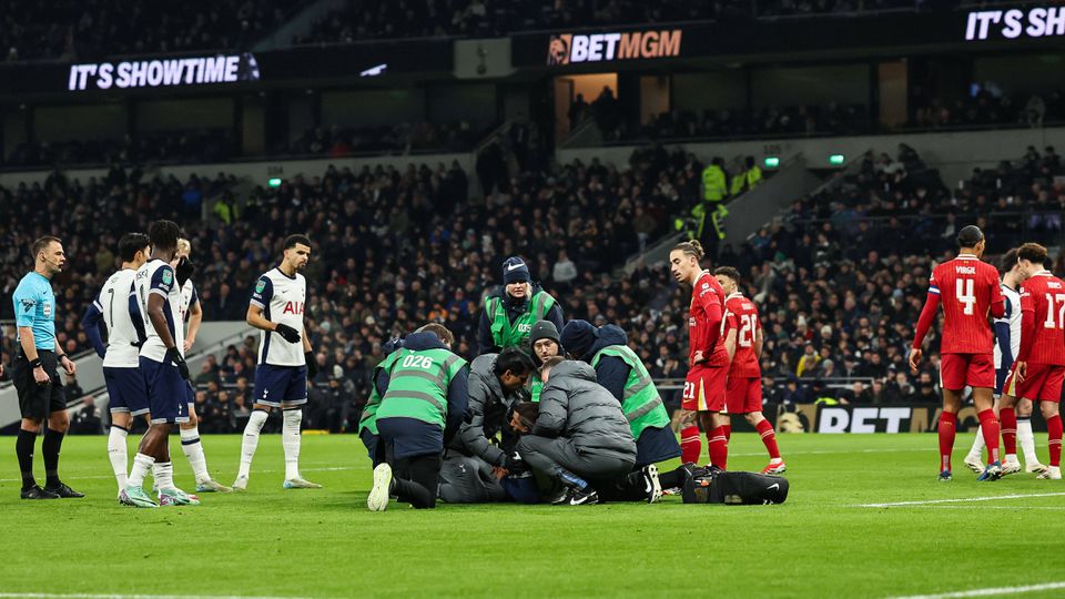 Drama no Tottenham-Liverpool: Bentancur cai inanimado