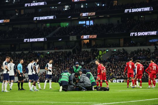 Drama no Liverpool-Tottenham: Bentancur cai inanimado